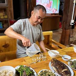 Der Freund von Son schenkt Reiswein nach