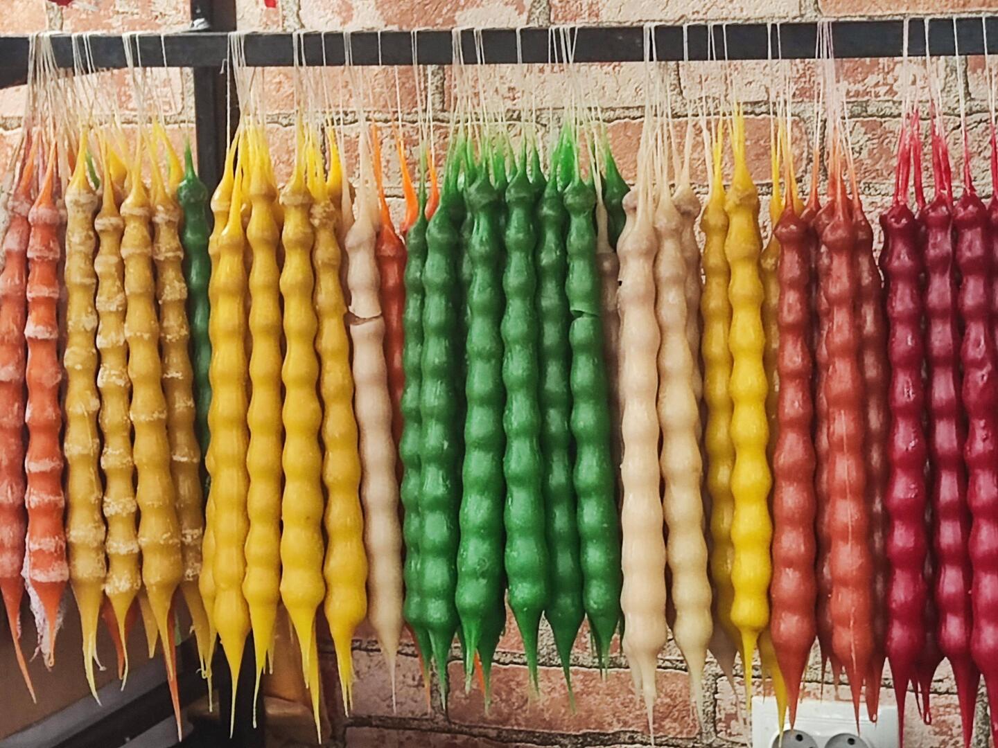 Lokale Süssigkeiten, Churchkhela, mit Traubensaft gemacht