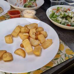Patatas Bravas und Salat zum Abendessen im Auto