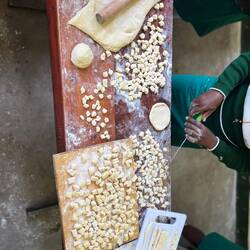 Die Schüler beim Daddies schneiden