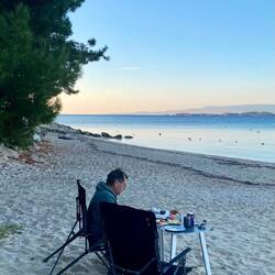 Frühstück allein am Strand