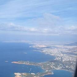 Anflug auf die weiße Stadt. Es sieht aus, als hätte jemand Milch verschüttet.
