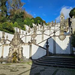 Zittend op een stenen bankje.