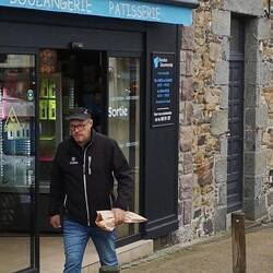 Jeder französische Mensch läuft mindestens 2× am Tag mit einem Baguette im Papiersackerl herum