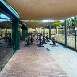 Ich glaub da gibt's eigentlich einen der vor radelt und alle hinter her . Tour de France ?🧐