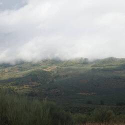 Die Wolken kämpfen sich über den Berg
