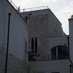 Un monsieur qui monte ses courses à son resto rooftop