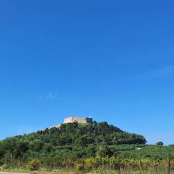 Es durch wildromantische Landschaft vorbei an der Kreuzfahrerburg Chlemoutzi.