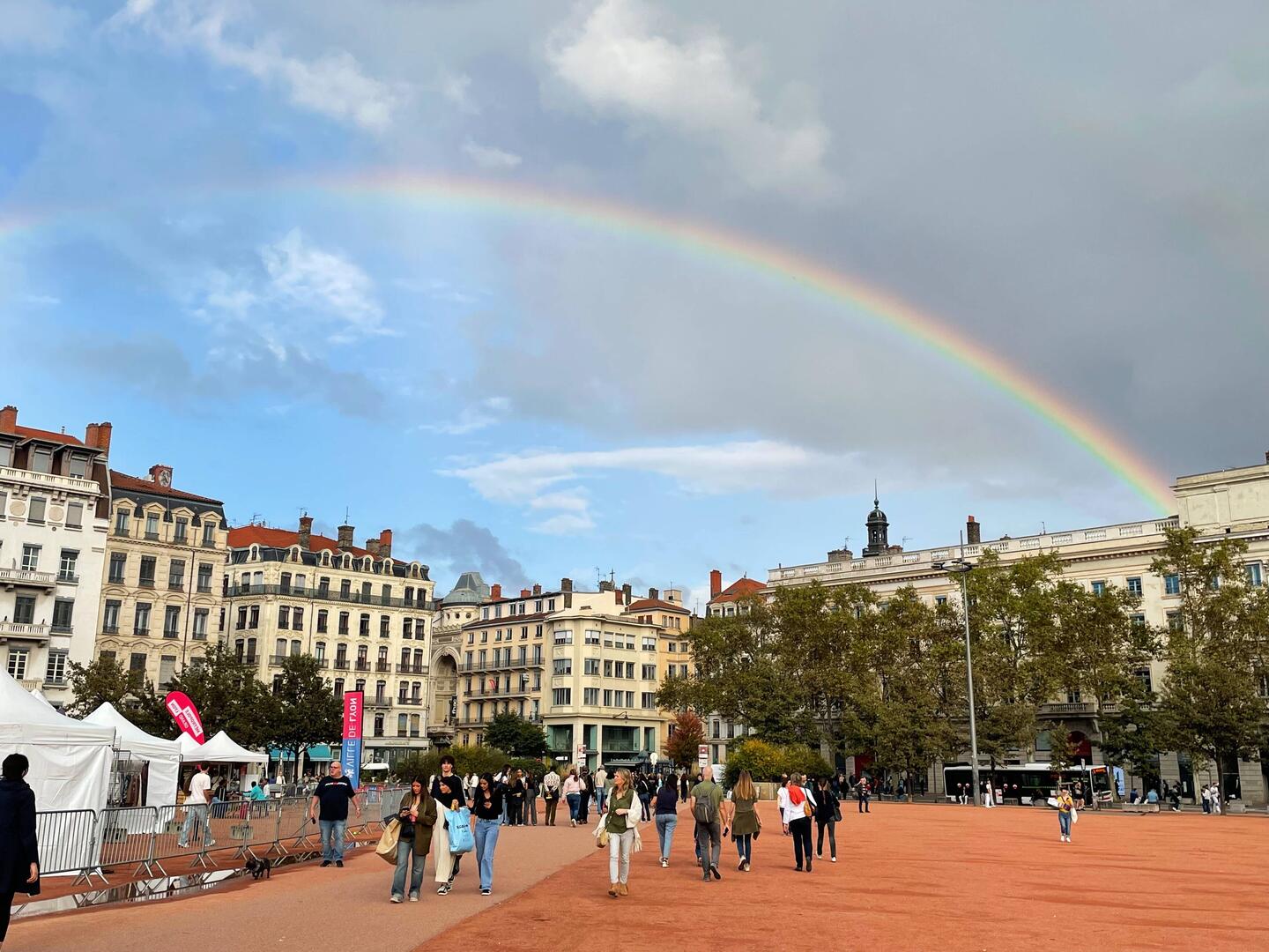 Petrus beschert uns schönes Wetter: Place Bellecour