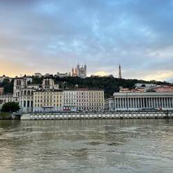 Die Saône mit dem Justizpalast. Im Hintergrund Notre-Dame de Fourvière