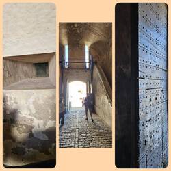 Schwere Eisentüren sichern die Stadt...die Mauer - mindestens 2 Meter dick!