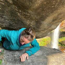 Anja auf dem Weg zum Wasserfall
