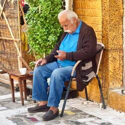 Opa mit Zigarette und Kaffee