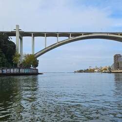 In de verte zie je de zee.