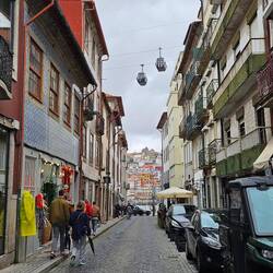 Koffie drinken in een smal zijstraatje.
