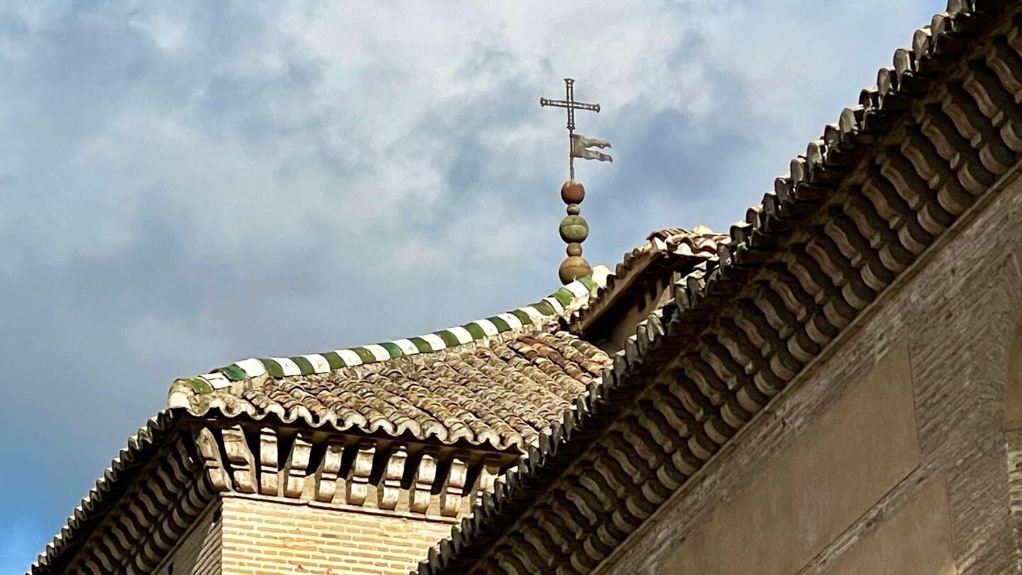 ISLAM trifft CHRISTENTUM: anstelle des Halbmonds steht das Kreuz.