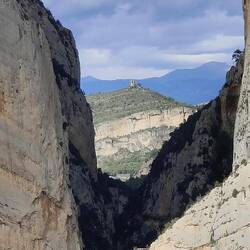 A single watch tower looking directly down the gorge
