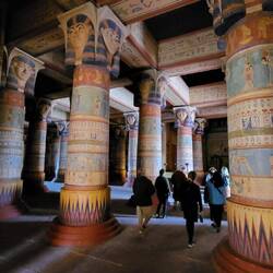 Die Säulen sind alle aus Plastik, und werden je nach Bedarf neu bemalt