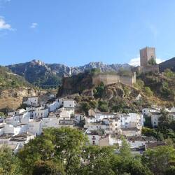 Ein Teil Carzolas mit der Burg dahinter