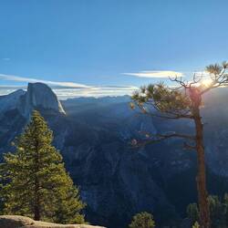 Die Sonne kommt über die anderen Berggipfel