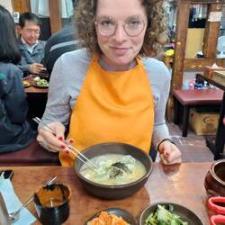 Auf Nachfrage gibt's auch Lätzchen, um sich nicht vollzuspritzen mit Suppe und beim Kimchi Schneiden