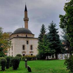Mitten im Park wieder eine Moschee mit Gräbern.