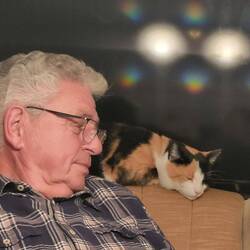 Leni darf mit ins Haus und schmeichelt sich ein.