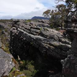Der Weg hat ein Loch. Ein großes Loch!