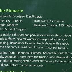 "Slippery Track surfaces" stimmt, zumal es am Vortag geregnet hat