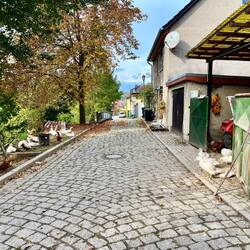 Hier laufen Enten und Hühner noch frei auf der Straße herum