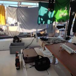 Frühstück zwischen Lutz Wäsche und Handwerkskästen