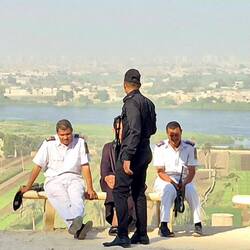 Wir werden immer streng bewacht und gut eskortiert