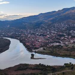 Blick vom Jvari Kloster auf die Stadt Mtskheta