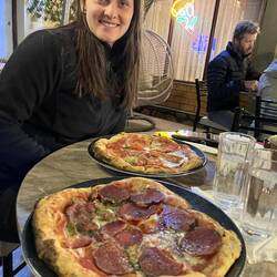 Nachdem wir einen guten Anbieter gefunden haben, gehen wir abends noch gemütlich Pizza essen