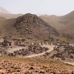 Im Hintergrund sieht man die Mineneingänge