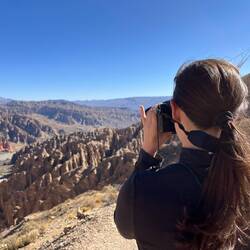 Tanja fotografiert die jetzt schon spektakuläre Landschaft