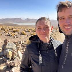 Hier sind wir auf 4.855 Metern Höhe. Ganz schön kalt und windig!