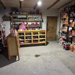 Ein kleiner Supermarkt neben unserer Unterkunft. Das Beste: es gibt hier...