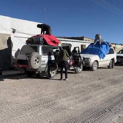 Die Fahrzeuge werden für den zweiten Tag startklar gemacht!