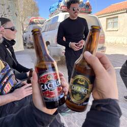 In einem kleinen Dorf probieren wir Kaktus- und Koka-Bier