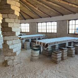 Die nächste Nacht verbringen wir in einem Salzhotel. Viele Elemente bestehen hier aus Salz