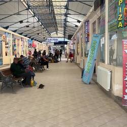 Weiter geht die Reise: Das Geschrei an bolivianischen Bahnhöfen kann sehr an den Nerven zehren 🫨📣