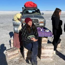 Und Tanja genießt die Wärme der Sonne