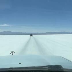 Nach der spaßigen Foto-Session geht es weiter! Die Salzwüste wirkt unendlich