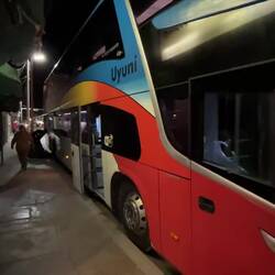 Nach mehreren Stunden des Wartens fahren wir endlich nach La Paz