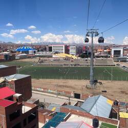 Hier schweben wir über ein Fußballfeld