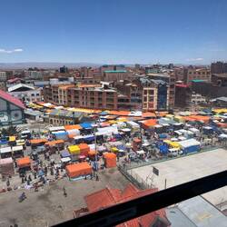 Der Blick auf den berühmt-berüchtigten Markt in El Alto, in dem Andi fast beklaut worden wäre...