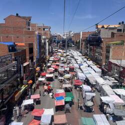 Der Blick von oben auf einen Straßenmarkt