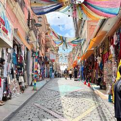 Die Stadt ist bergig und bunt und bietet für Touris einige Shopping-Möglichkeiten