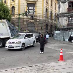 Viele Einschusslöcher direkt neben dem Regierungsgebäude